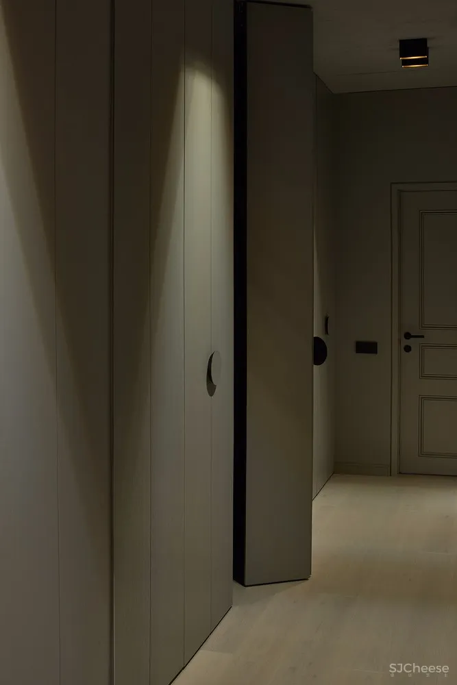 饱和色+黑色，立陶宛80㎡戏剧般的公寓 | HEIMA architects 首