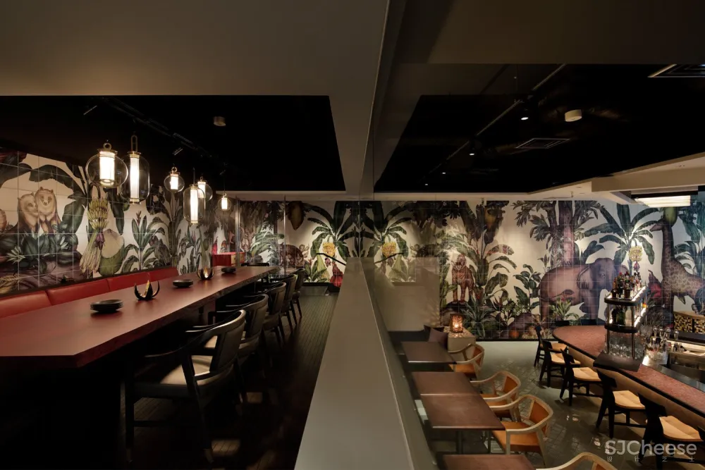 东京新宿:GinengerGrass”餐厅及墙上的艺术品