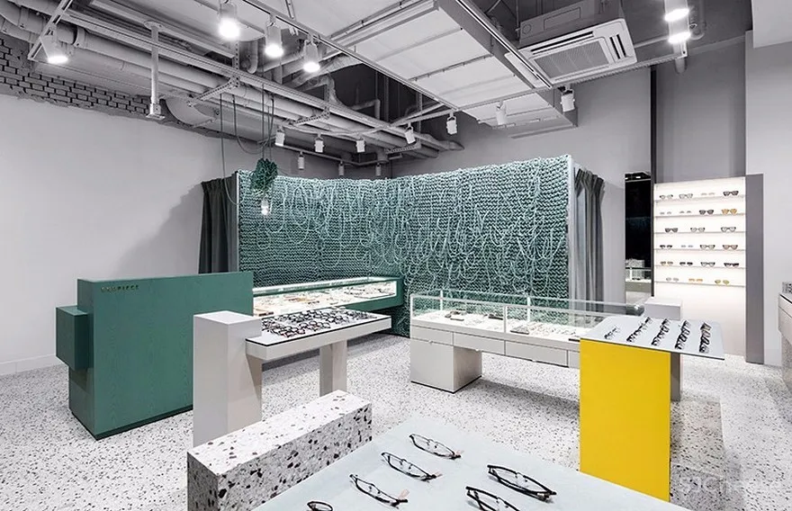 韩国首尔:会“爬墙”的眼镜店 首