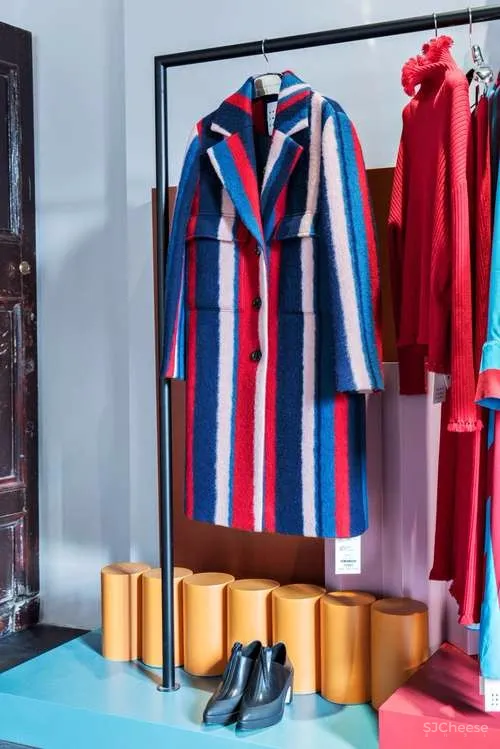 色彩与廓形 · VVNK 装置艺术空间 | Zinovatnaya