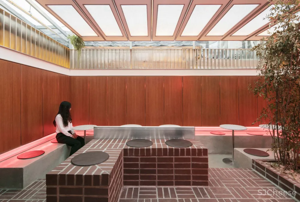 首尔老建筑内的现代 CALIGARI 酒吧 | labotory 首