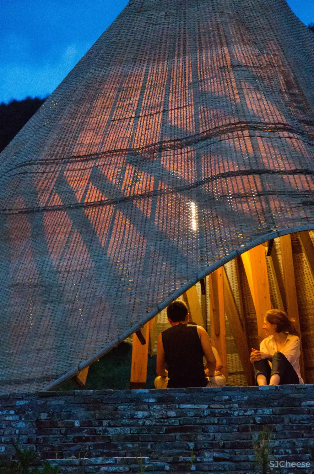 Students "reinvigorate" traditional bamboo weaving for Sun Room pavilion