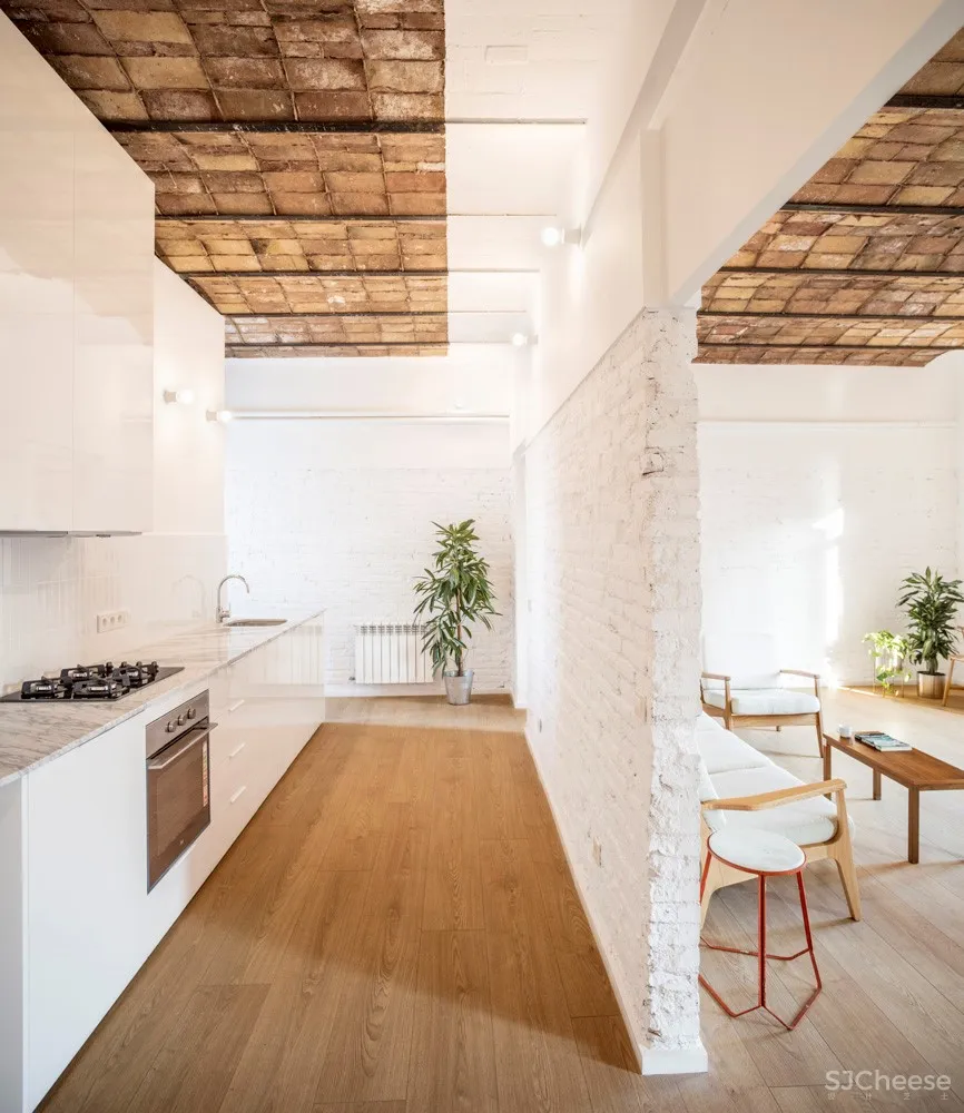 La Ramona 有趣的波浪屋面空间