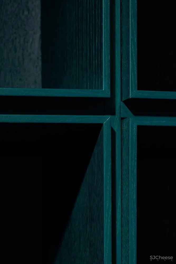 饱和色+黑色，立陶宛80㎡戏剧般的公寓 | HEIMA architects 首