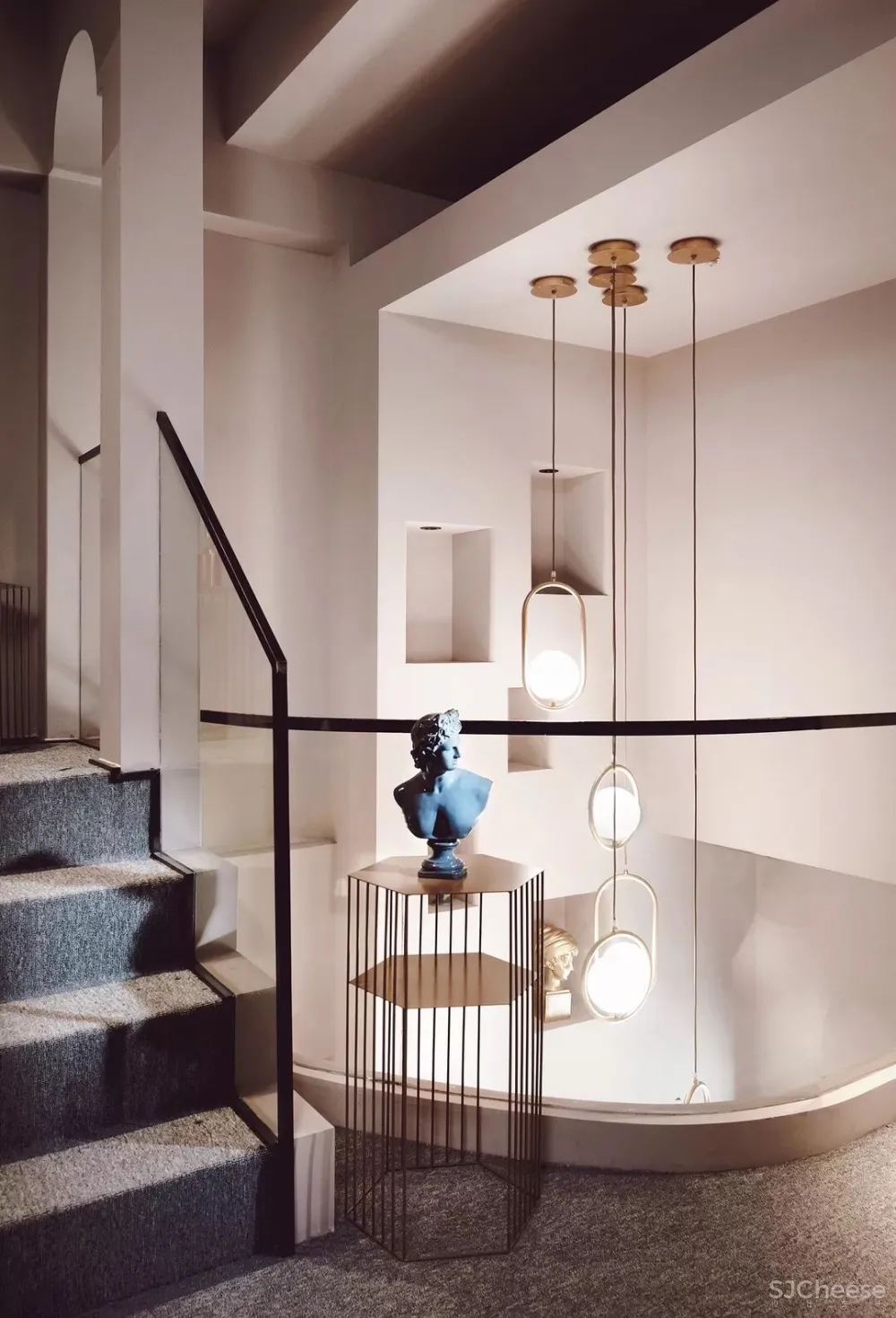 极致挑高唤醒绯红空间，撒哈拉情怀赋予爱情色彩 | A+设计事务所