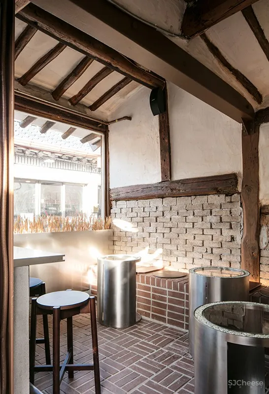 首尔老建筑内的现代 CALIGARI 酒吧 | labotory 首