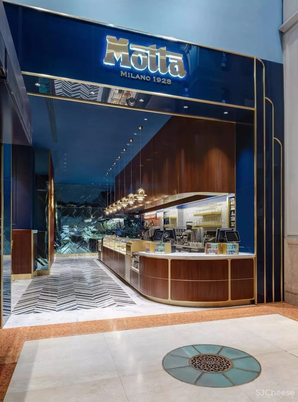 复古胡桃木+黄铜 Motta国外轻奢咖啡店 | COLLIDANIELARCHITETTO 首