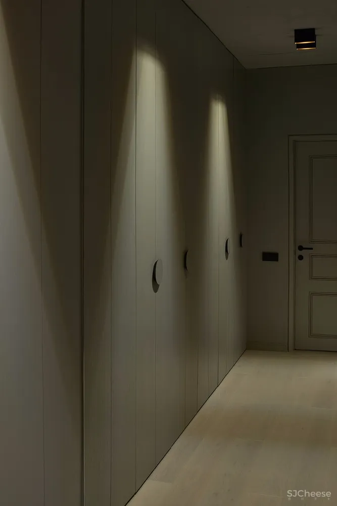 饱和色+黑色，立陶宛80㎡戏剧般的公寓 | HEIMA architects 首