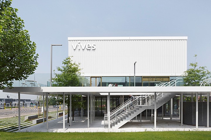 “漂浮”立方体会议楼／dmvA Architecten