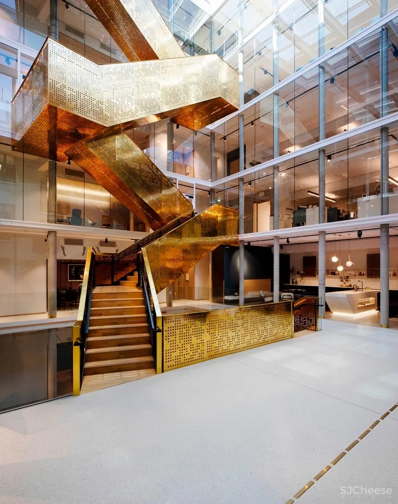 被黄铜包覆的主楼梯，绝对是这座办公楼的C位 | Pushak 首