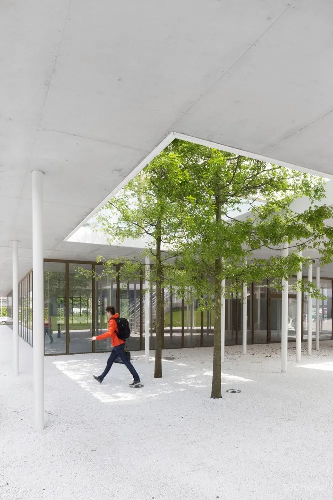 “漂浮”立方体会议楼/dmvA Architecten