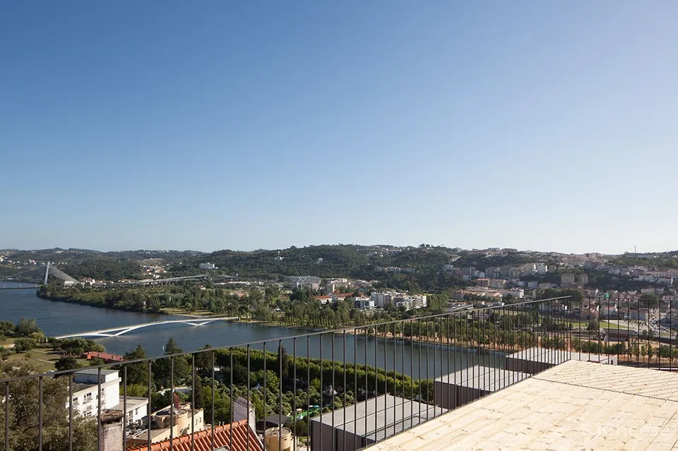 科英布拉酒店改造，葡萄牙 / depA Architects