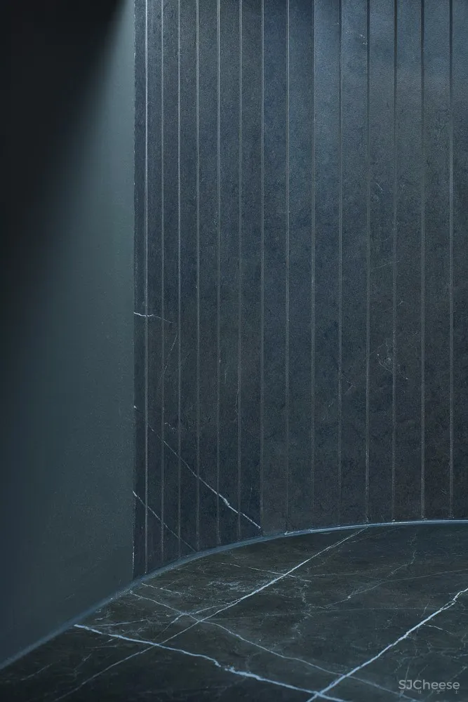 饱和色+黑色，立陶宛80㎡戏剧般的公寓 | HEIMA architects 首