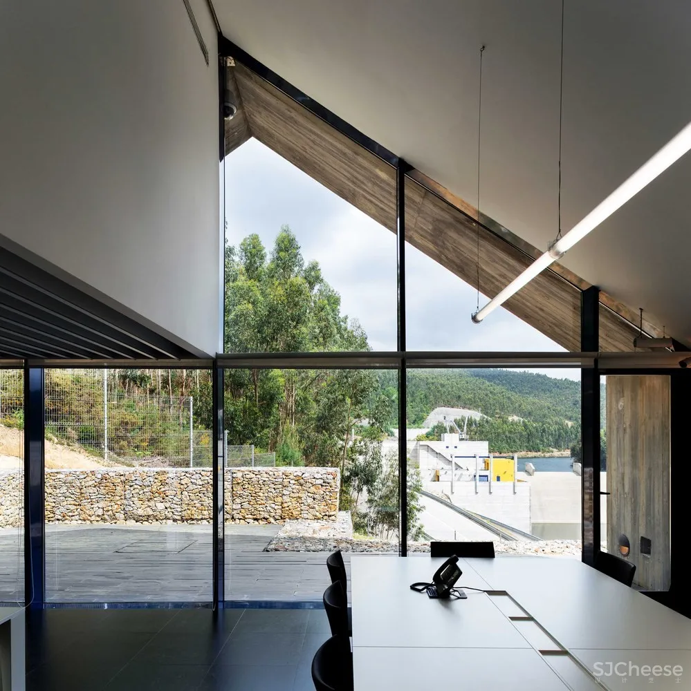 Pedro Geraldes | 森林中的现代工业建筑