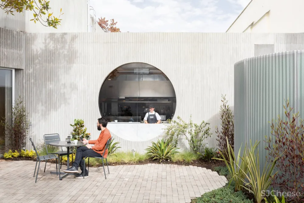 这家面包店是为抵御波哥大持续寒冷的春天而设计的 | STUDIO CADENA 首