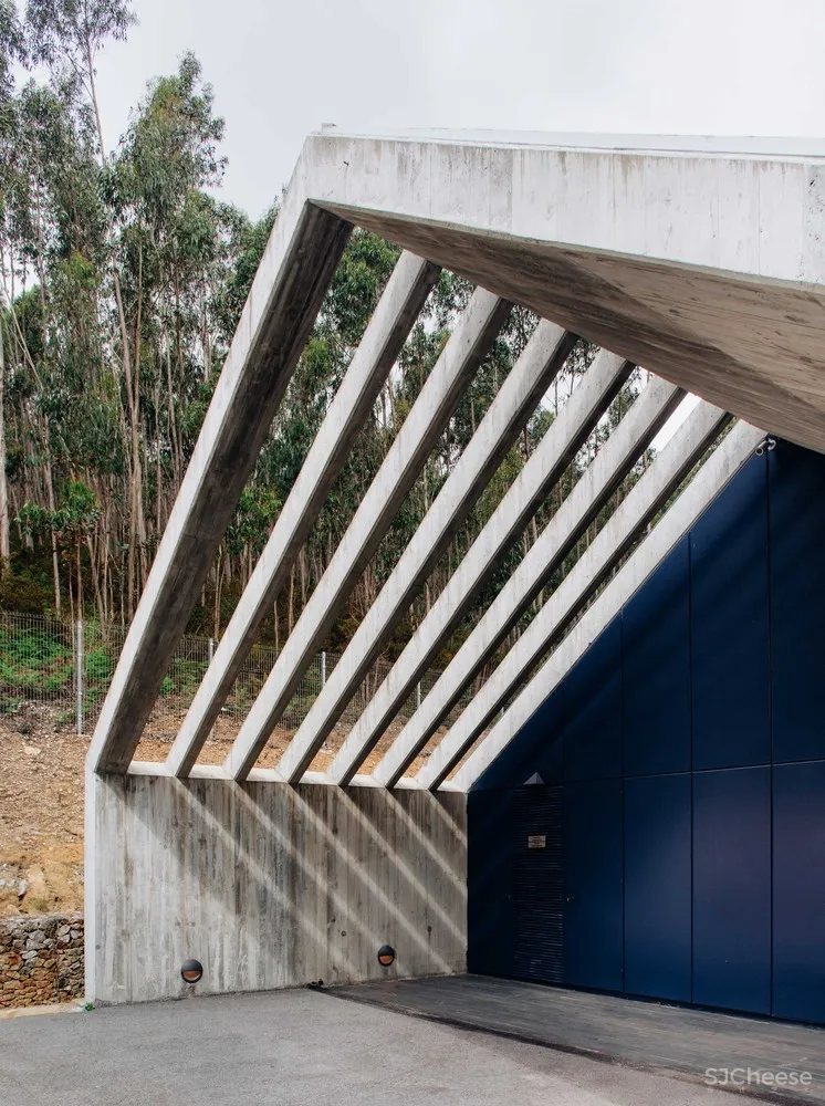 Pedro Geraldes | 森林中的现代工业建筑