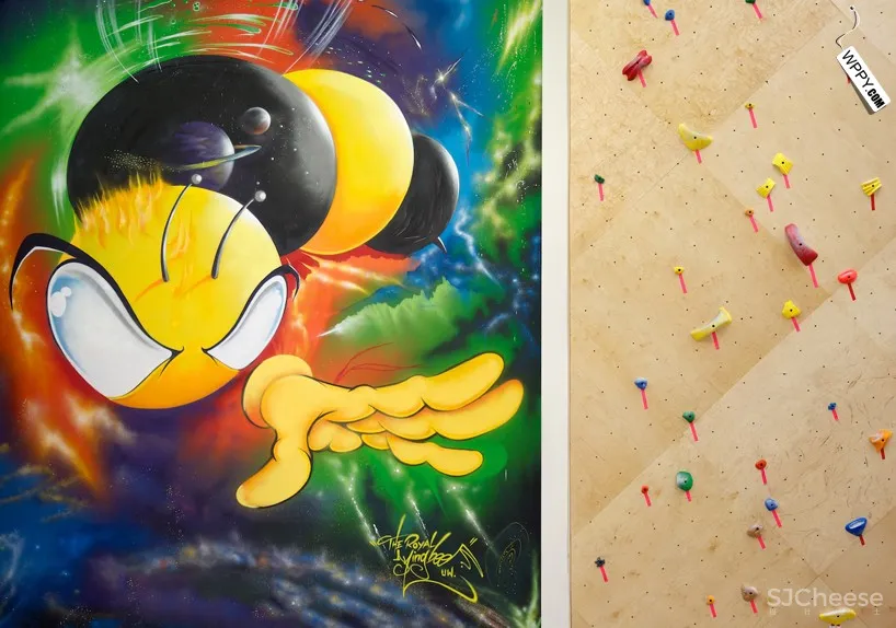 [健身馆] brooklyn boulders coworking space features towering rock climbing wall