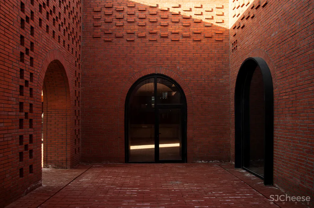 湿地中的红砖塔,河北 / 空格建筑