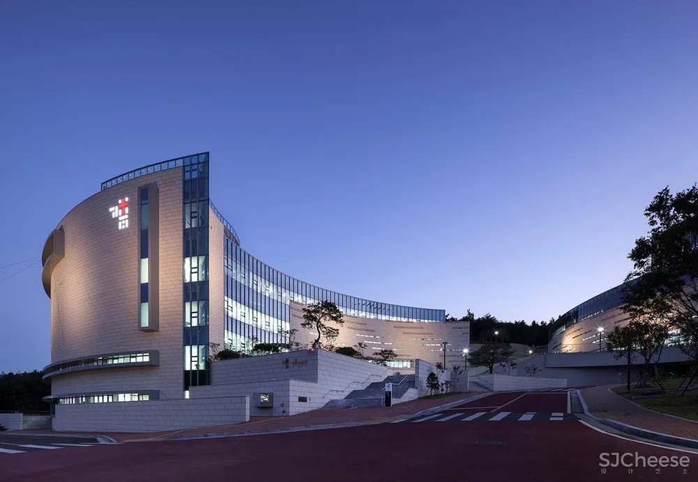 欢乐教堂 / The Beck Group