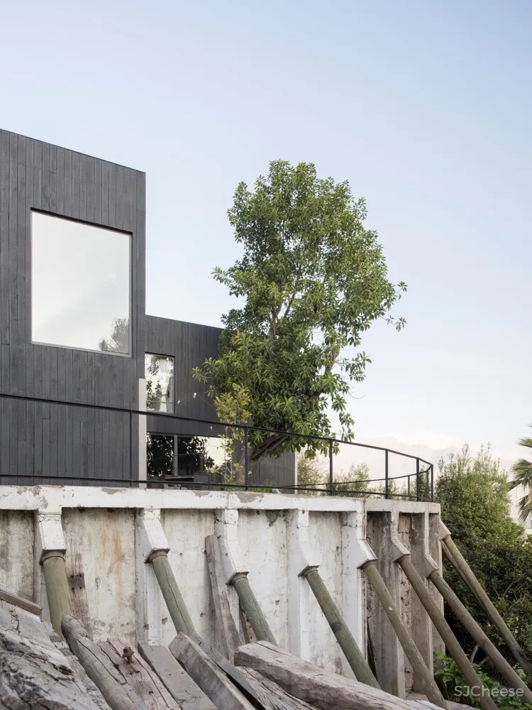 黑色原木住宅 Casa Zupe