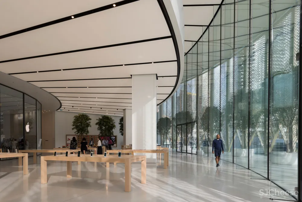 Foster + Partners completes Dubai Apple Store with carbon-fibre "solar wings"