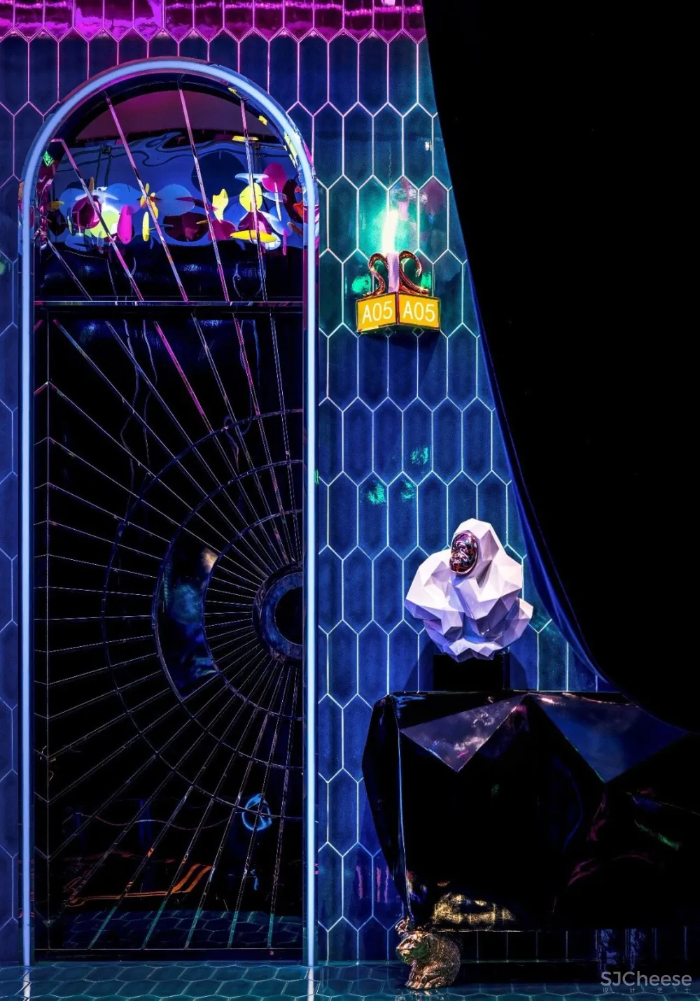 新作 | “好色的绅士” KINGKISS KTV 首