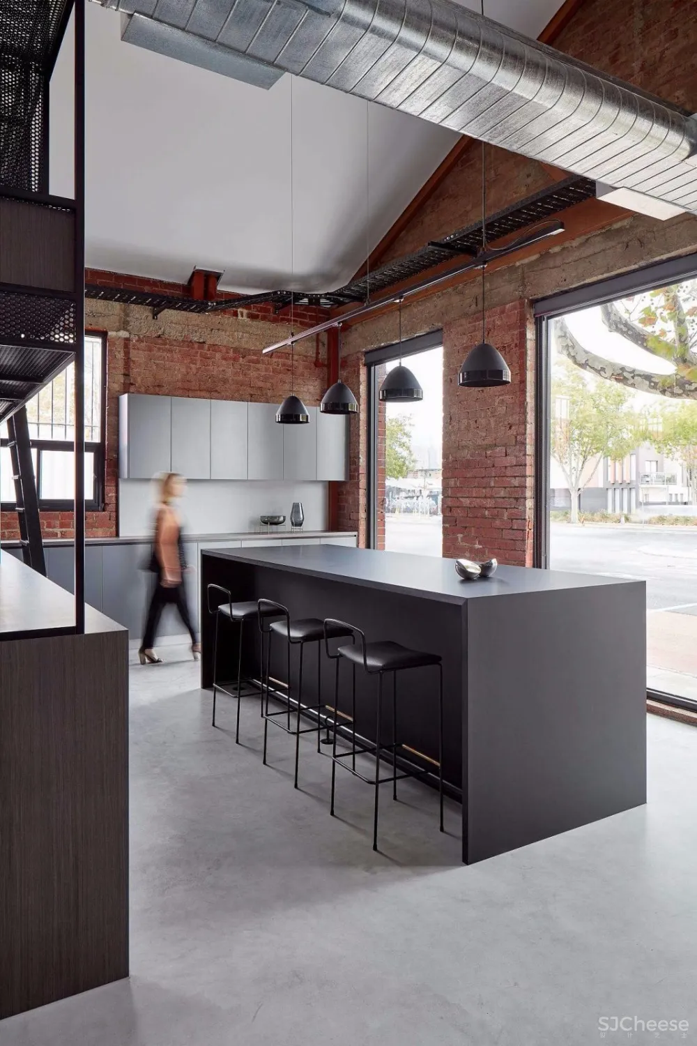 由旧仓库改造而成的现代联合办公空间 | Studio 103