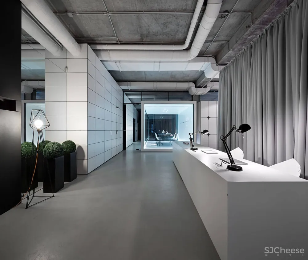 乌克兰黑白简约Soesthetic集团办公室 | SOESTHETIC GROUP
