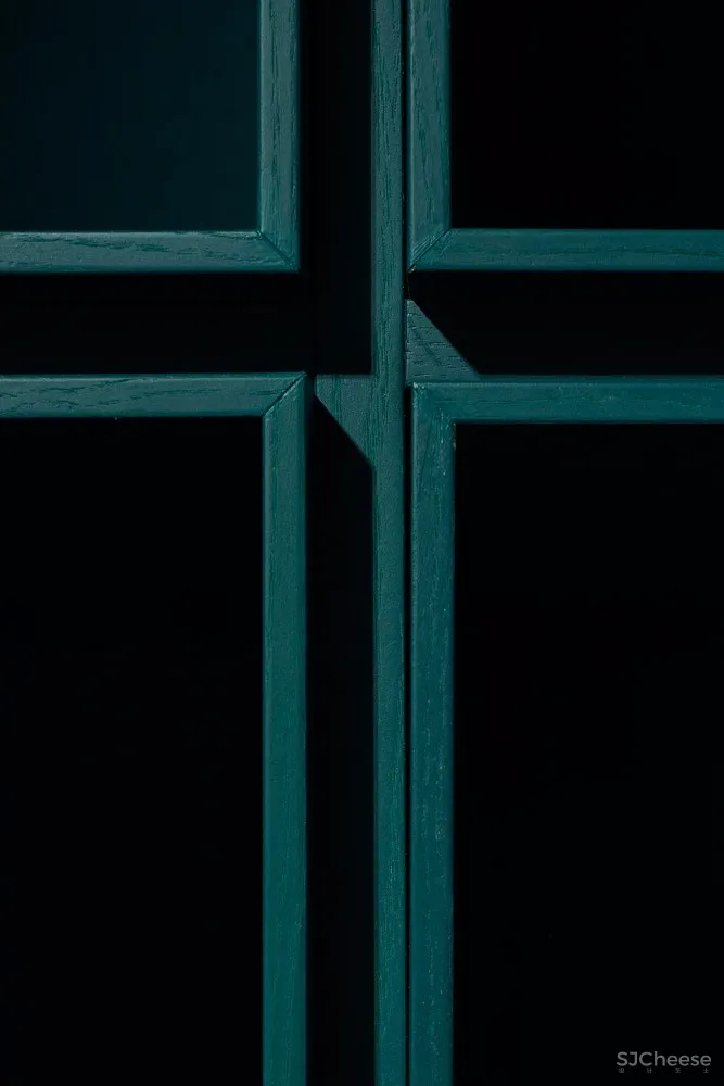 饱和色+黑色，立陶宛80㎡戏剧般的公寓 | HEIMA architects 首