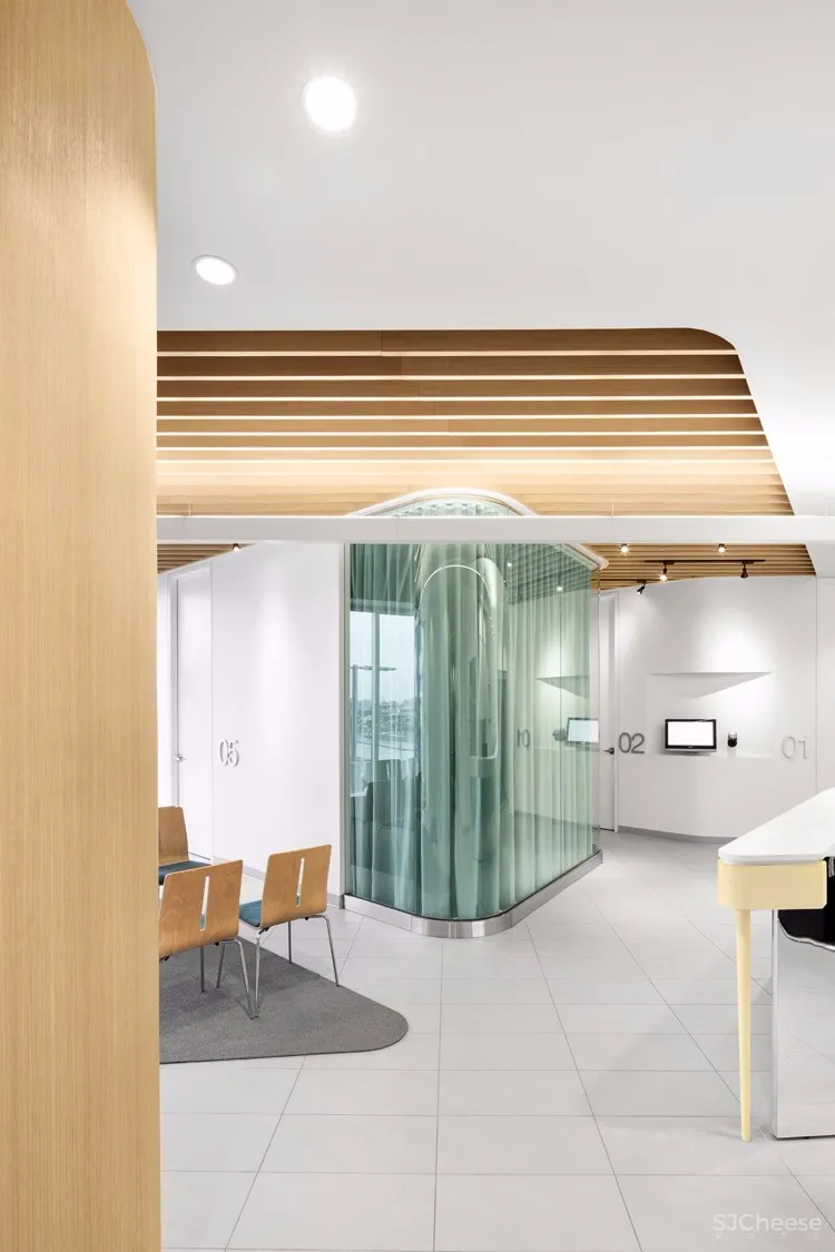 色彩打造的加拿大蒙特利尔Uniprix药店 | Jean de Lessard