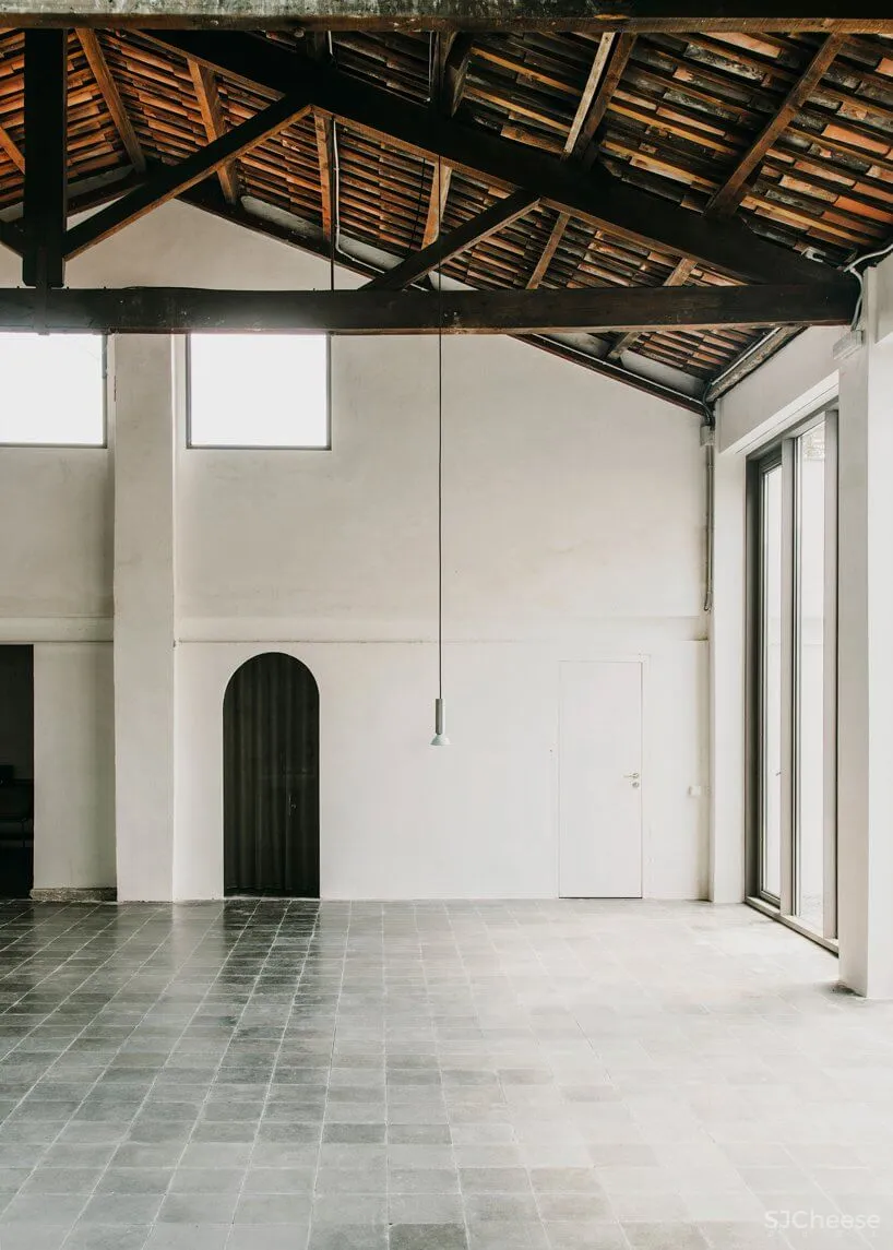 巴塞罗那工业仓库楼改造联合办公空间设计