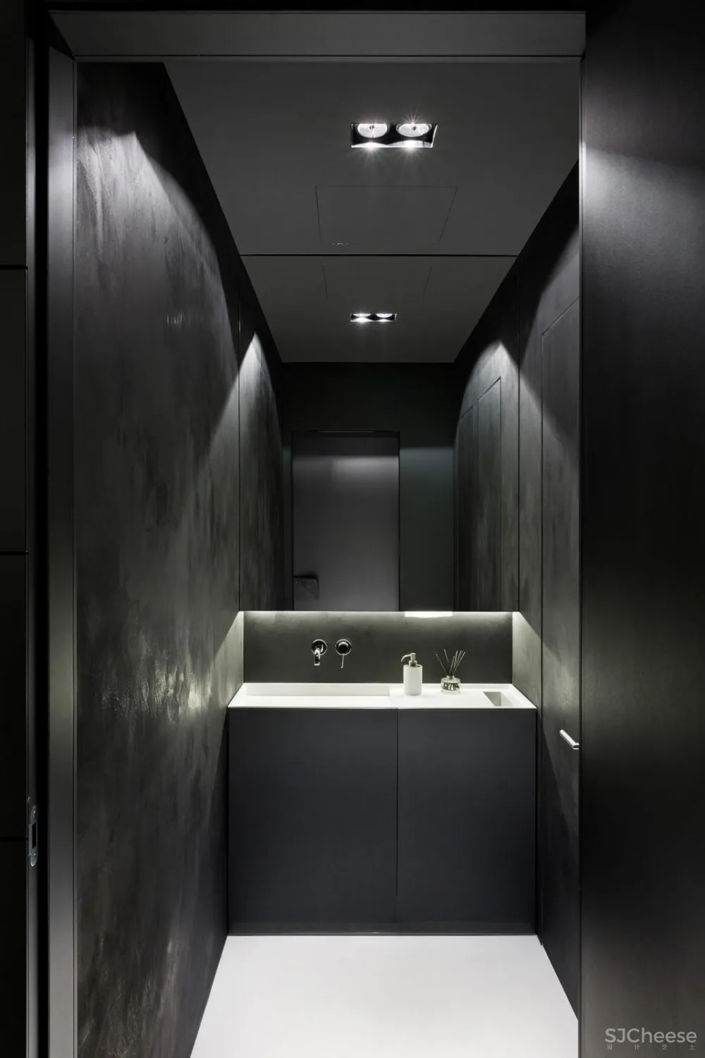 乌克兰黑白简约Soesthetic集团办公室 | SOESTHETIC GROUP