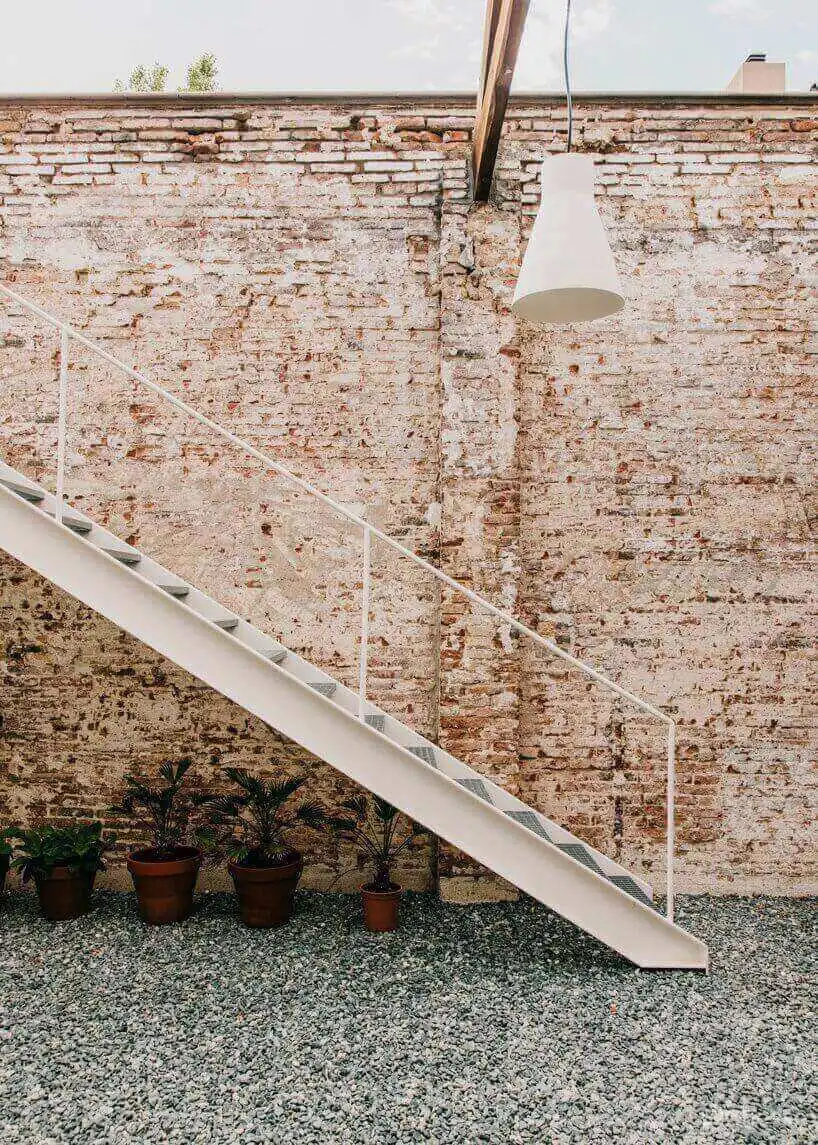 巴塞罗那工业仓库楼改造联合办公空间设计