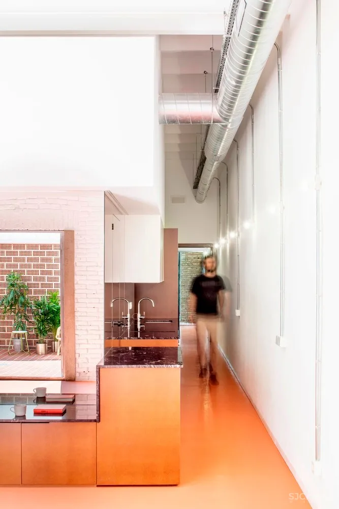 90㎡巴塞罗那不规则住宅 | CRÜ