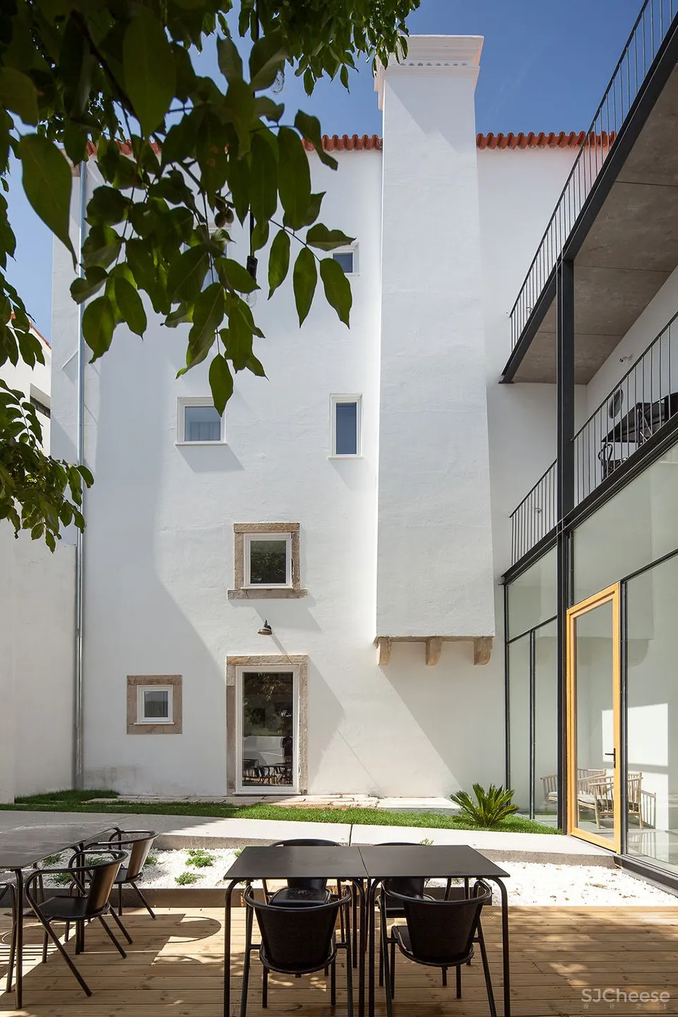 科英布拉酒店改造，葡萄牙 / depA Architects