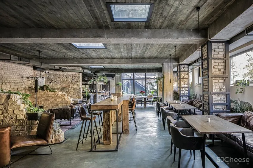 怀旧微醺感,乌克兰地下酒吧餐厅设计