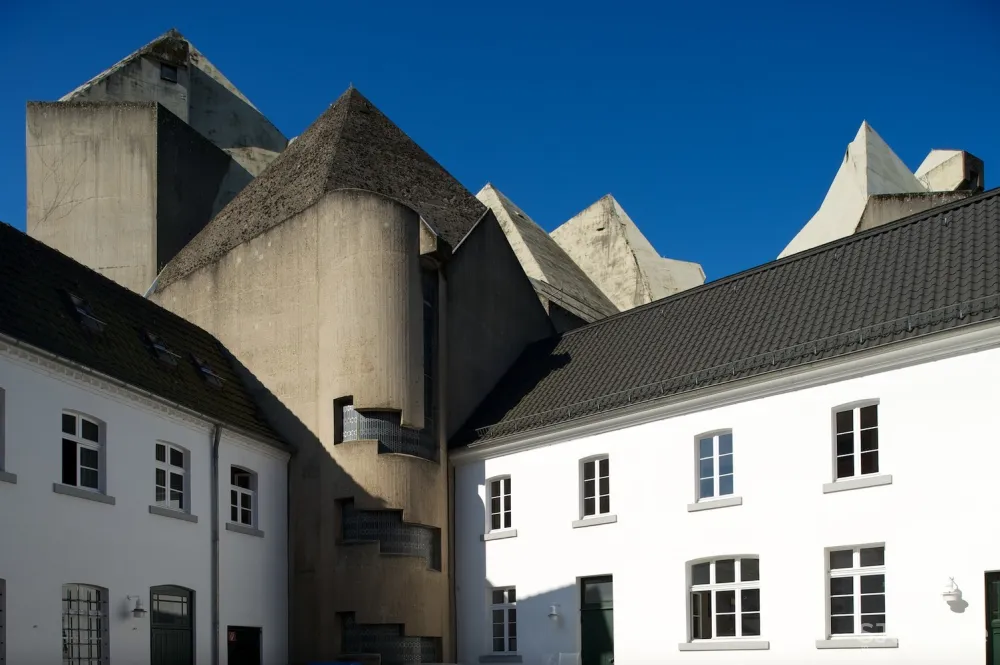 AD 经典:粗野主义代表作圣玛丽大教堂 / Gottfried Böhm