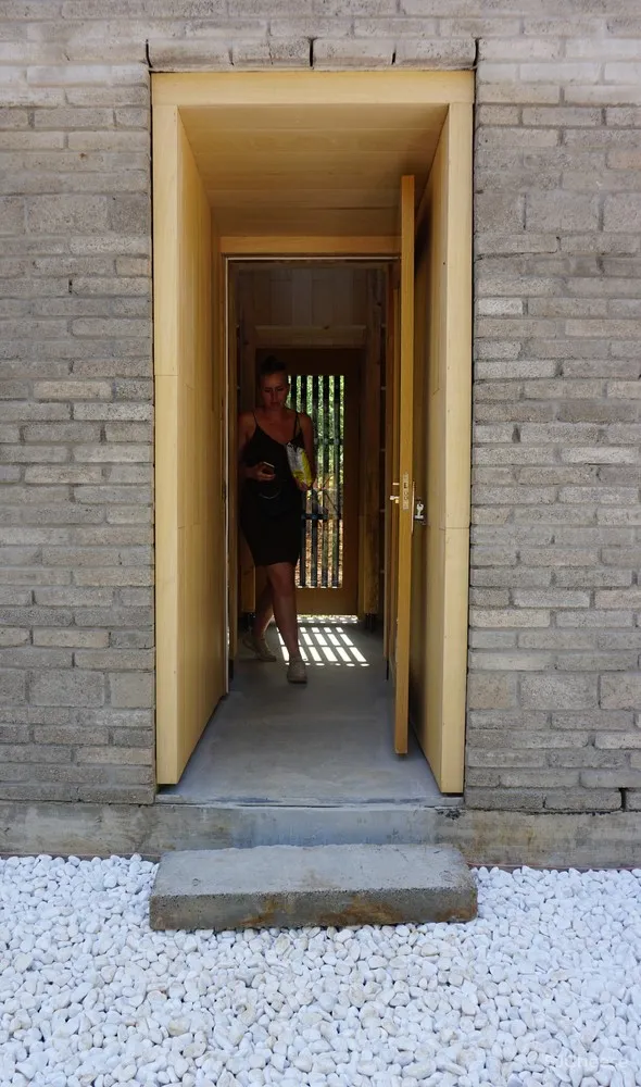 楼纳建筑师书店 / The Scarcity and Creativity Studio