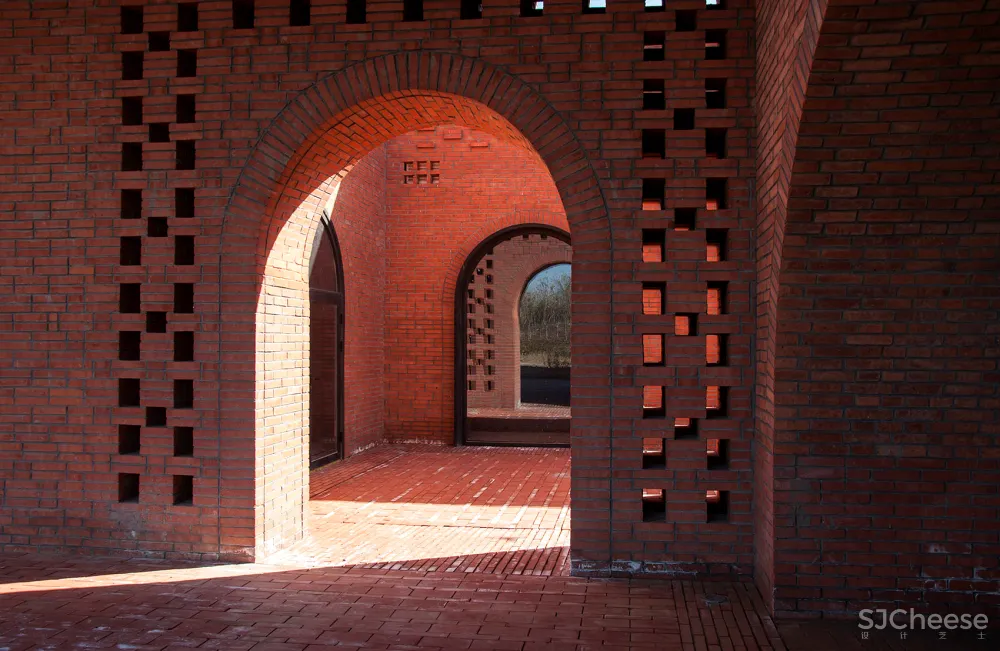 湿地中的红砖塔,河北 / 空格建筑