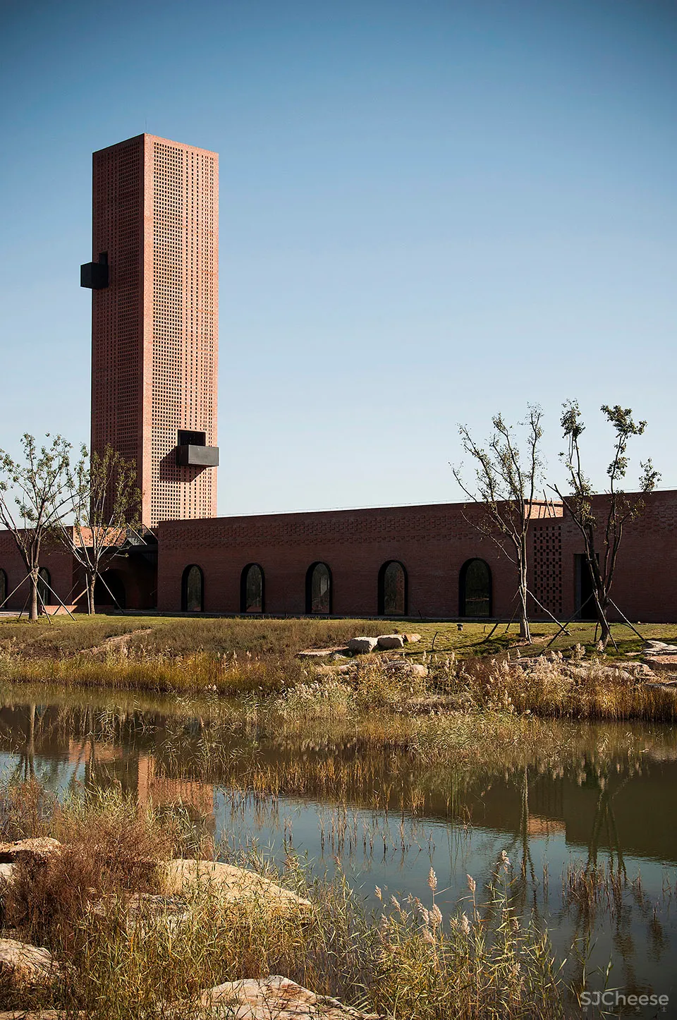 湿地中的红砖塔,河北 / 空格建筑