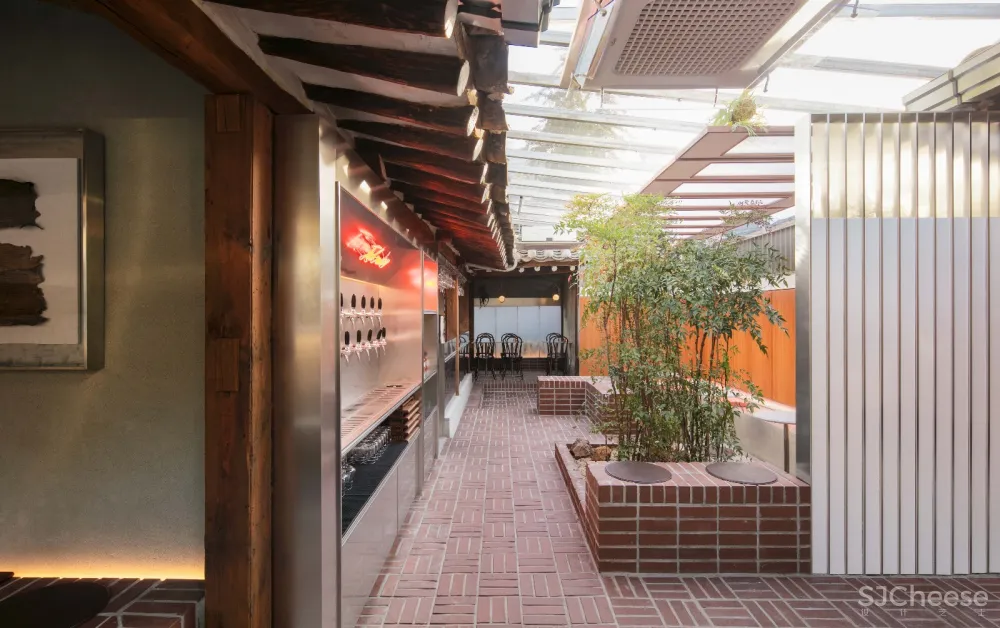 首尔老建筑内的现代 CALIGARI 酒吧 | labotory 首