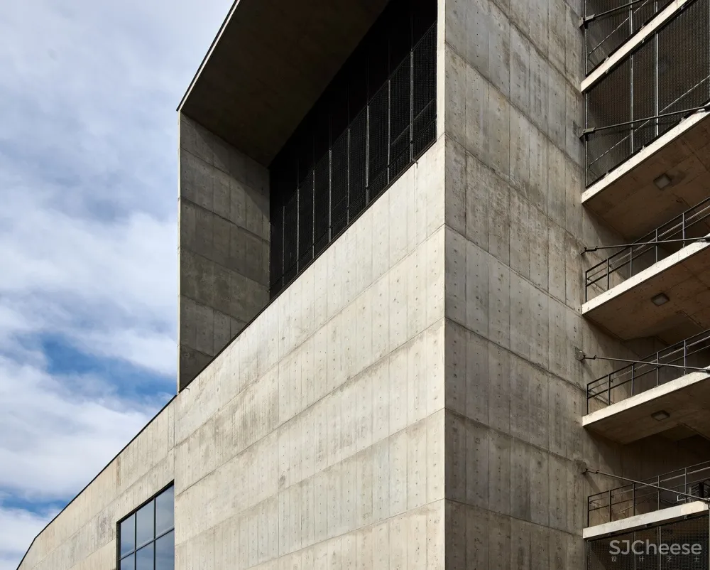 索尔·普拉特杰大学学生资源中心 / Designworkshop