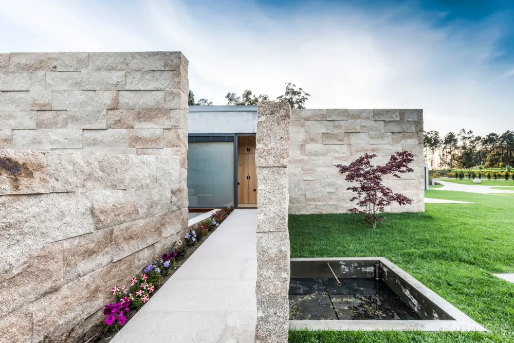 FCC Arquitectura | 葡萄牙拥有大地形区域的别墅 Campo das Paulas