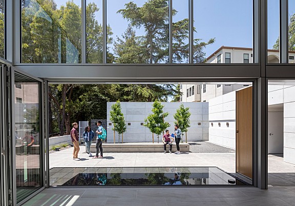 Mark Cavagnero Associates | 白色混凝土教堂