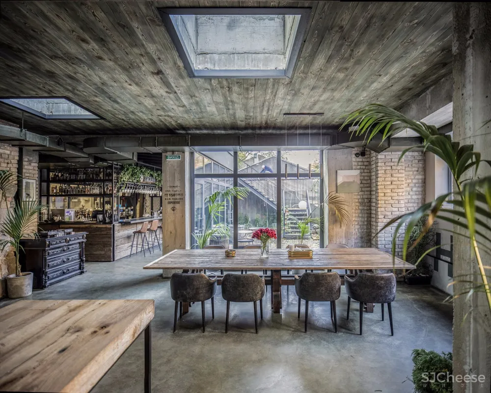 没有设计的设计，235㎡基辅“宿醉”酒吧 | Slava Balbek 首