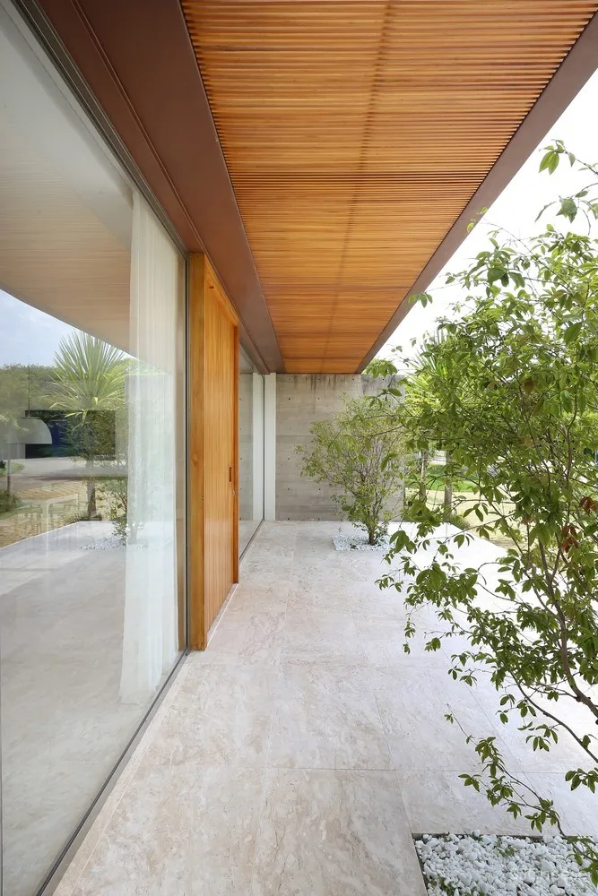 Belluzzo Martinhao Arquitetos | 建在坡地上的景观住宅