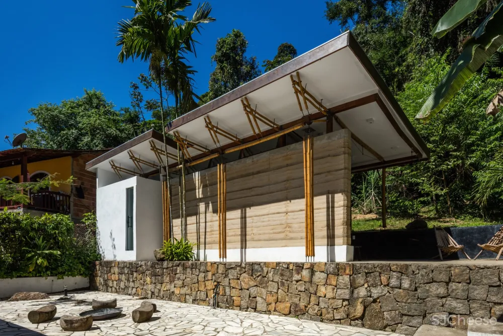 CRU! Architects | 石头与房子融为一体