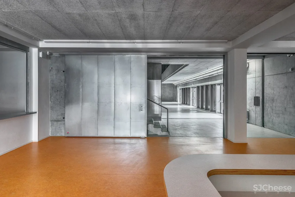 DOX+当代艺术中心 / Petr Hájek Architekti 首