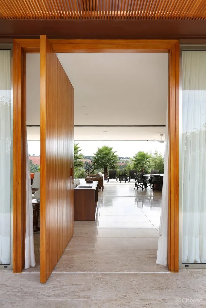 Belluzzo Martinhao Arquitetos | 建在坡地上的景观住宅