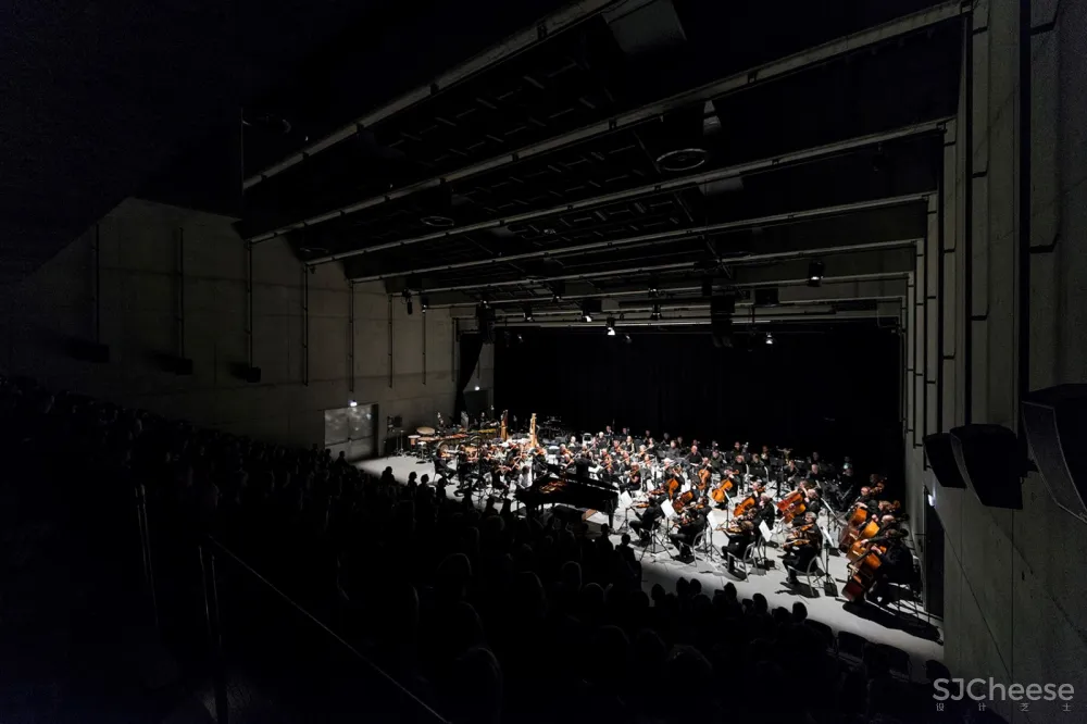 DOX+当代艺术中心 / Petr Hájek Architekti 首